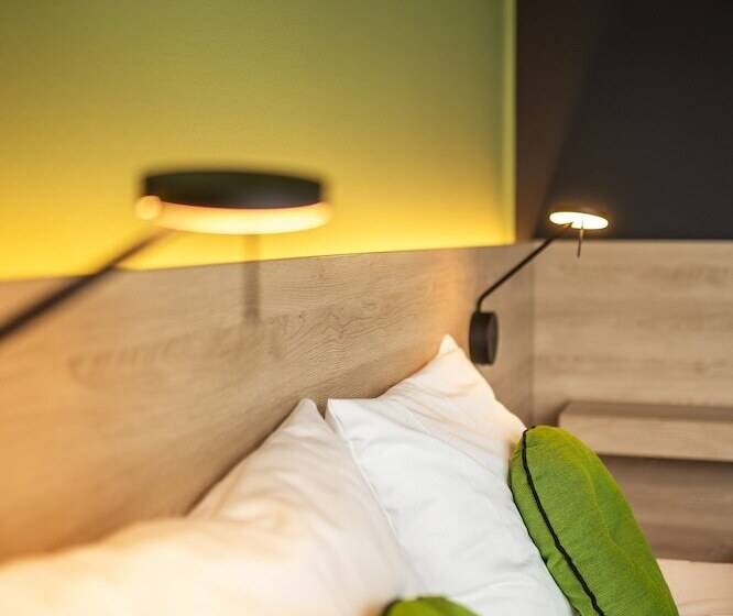 חדר סופריור, Theclouth