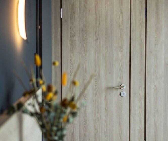 חדר סופריור, Theclouth