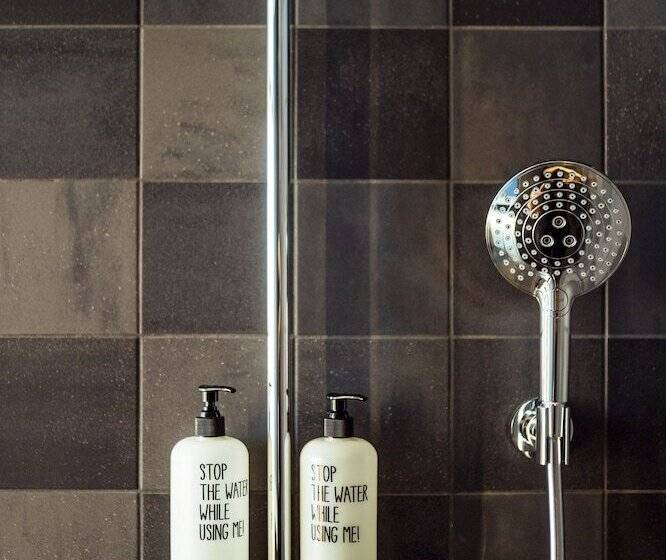 חדר סטנדרט, Theclouth