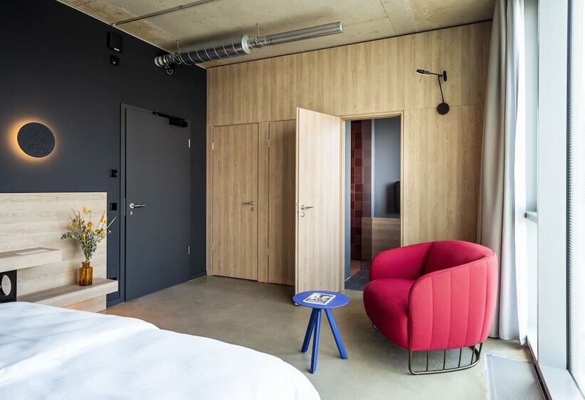 חדר סופריור, Theclouth