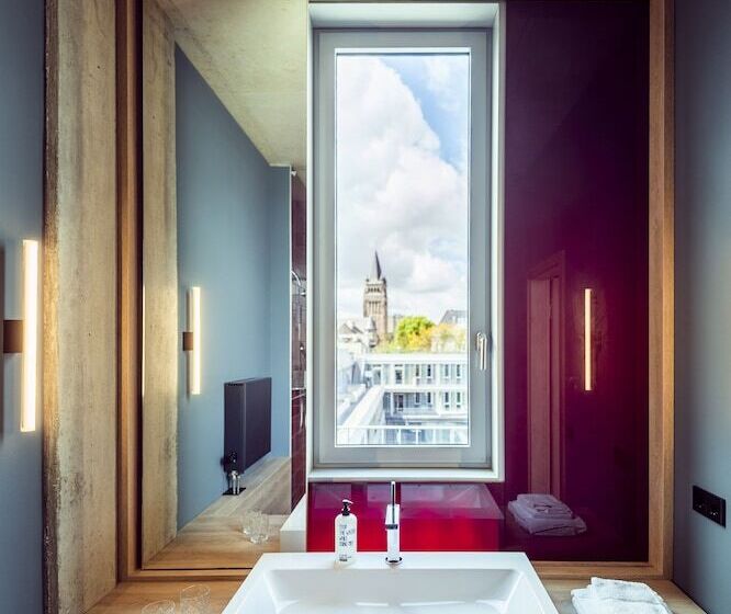 חדר סופריור, Theclouth