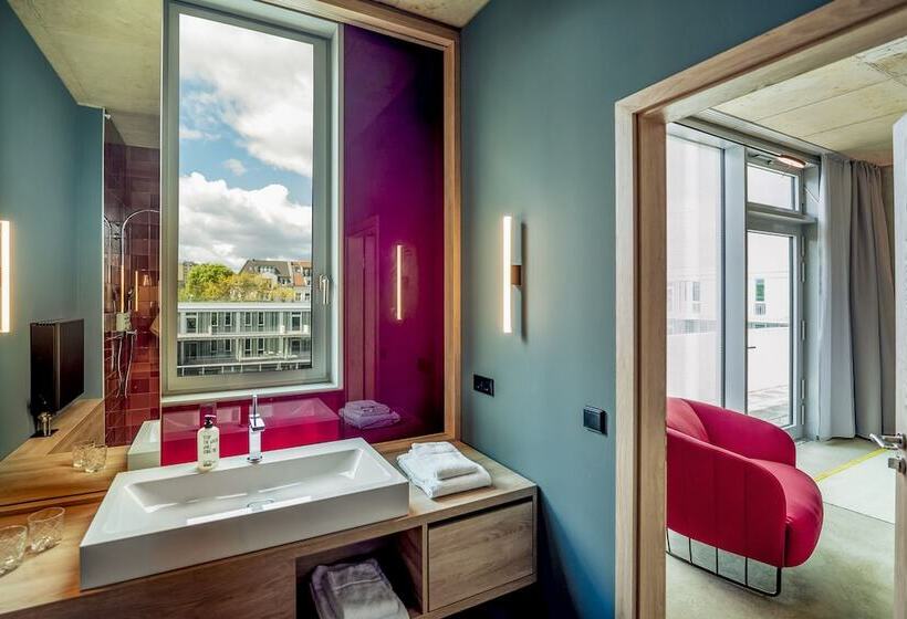 חדר סופריור, Theclouth