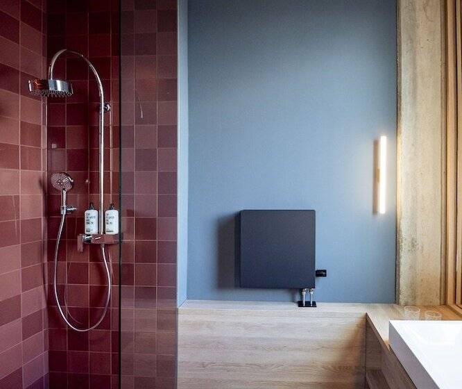 חדר סופריור, Theclouth