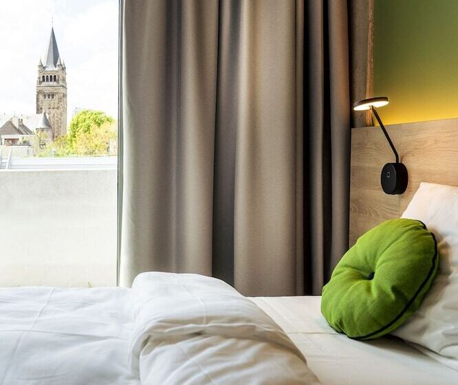 חדר דלוקס, Theclouth