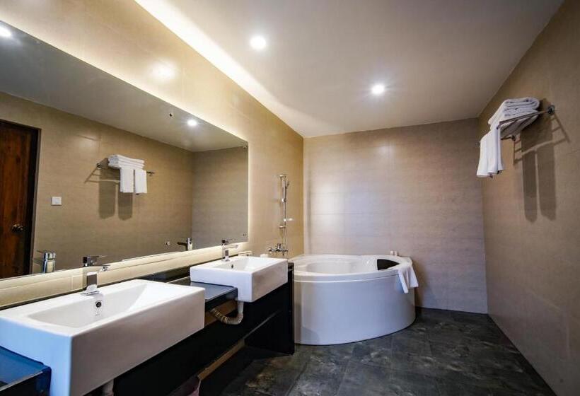 سوییت جونیور, Bar Peepal Resort