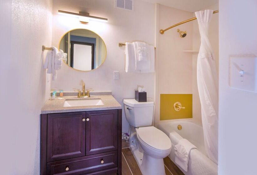 غرفه قياسيه سريرين مزدوجين, Historic Whispering Woods Hotel & Conference Center