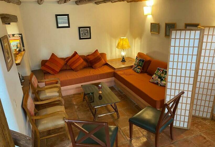 בקתה סטנדרטית, Karina Wasi