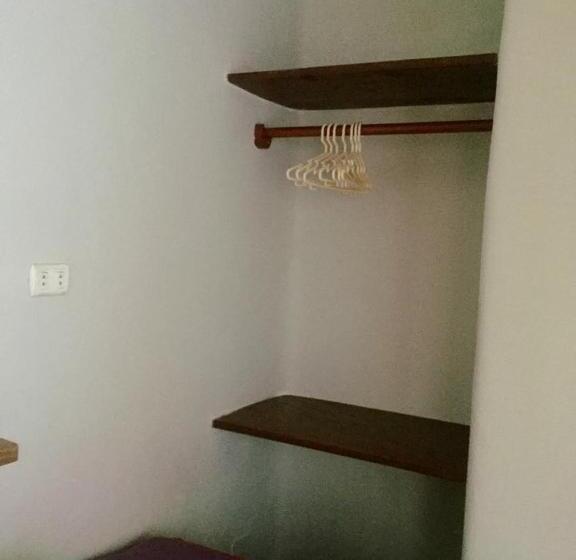 חדר סטנדרט יחיד, Karina Wasi