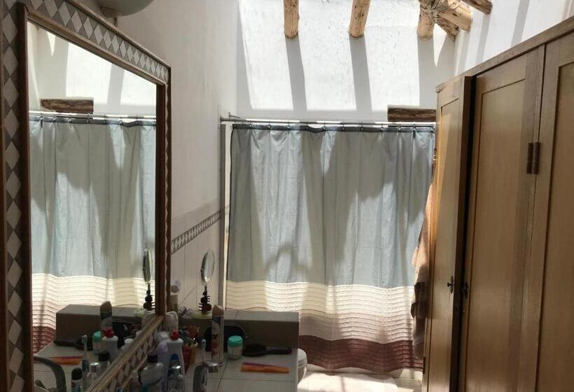 חדר דלוקס, Karina Wasi