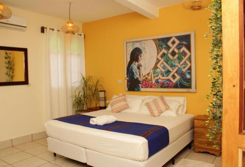 اتاق لوکس با تخت بزرگ, Los Amigos Hostel