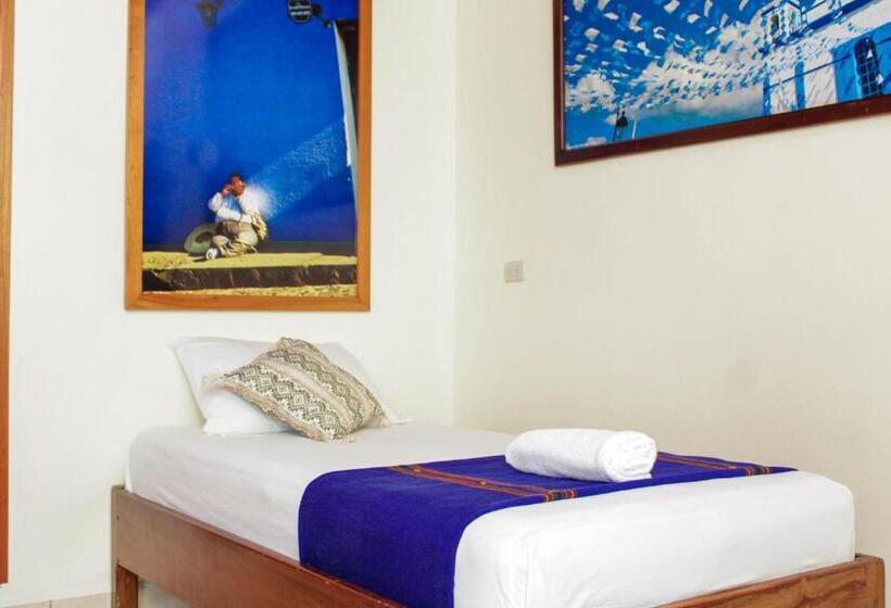 اتاق لوکس سه تخته, Los Amigos Hostel