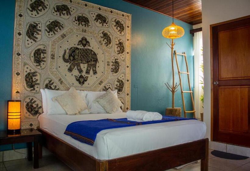 اتاق لوکس سه تخته, Los Amigos Hostel