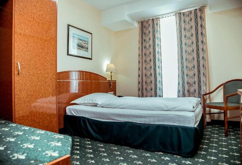 اتاق استاندارد یک نفره, Shodlik Palace