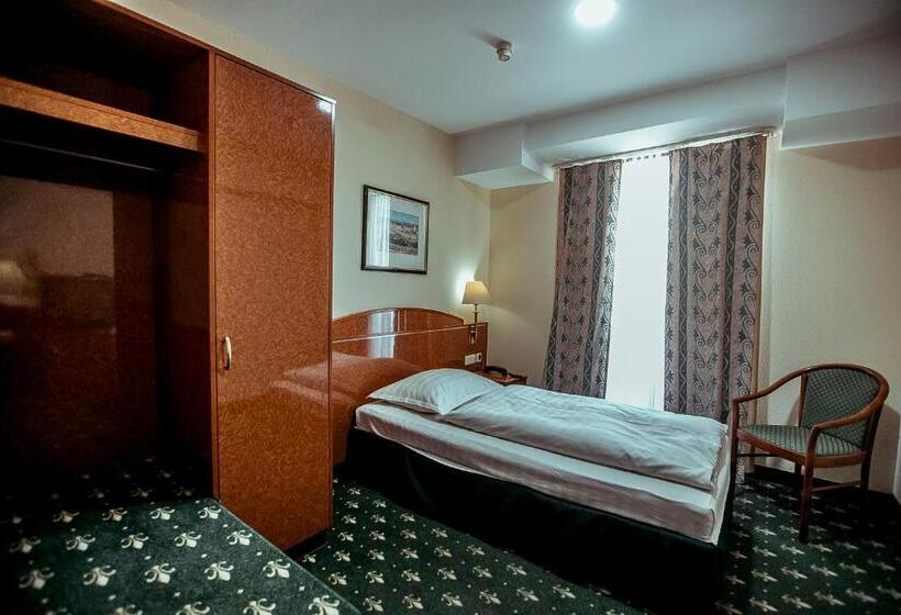 اتاق استاندارد یک نفره, Shodlik Palace