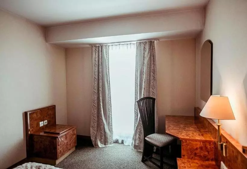 Sviitti, Shodlik Palace
