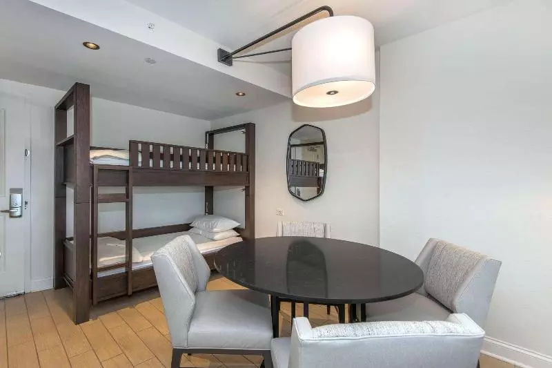 استودیوی لوکس, The Windsor Suites Philadelphia