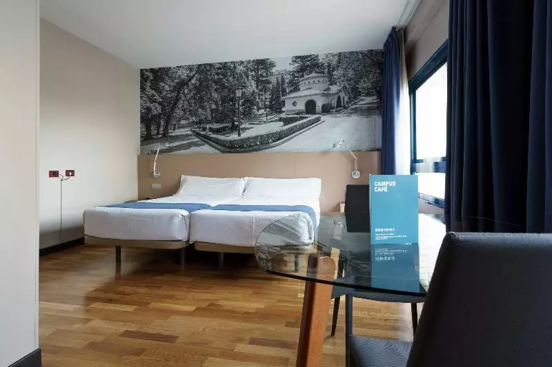 スタンダードスタジオ, Aparthotel Campus