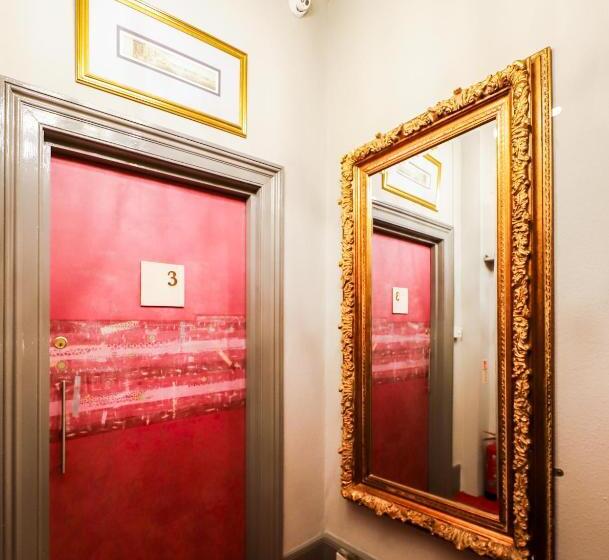 اتاق لوکس, The Cavalaire