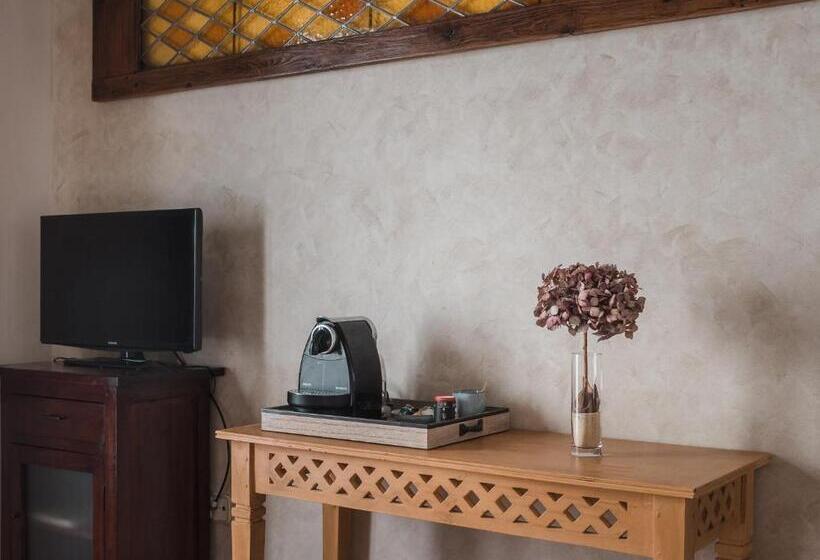 اتاق راحتی, La Posada De Manolo