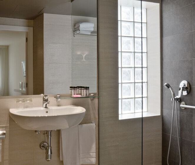 اتاق استاندارد یک نفره, Pol & Grace