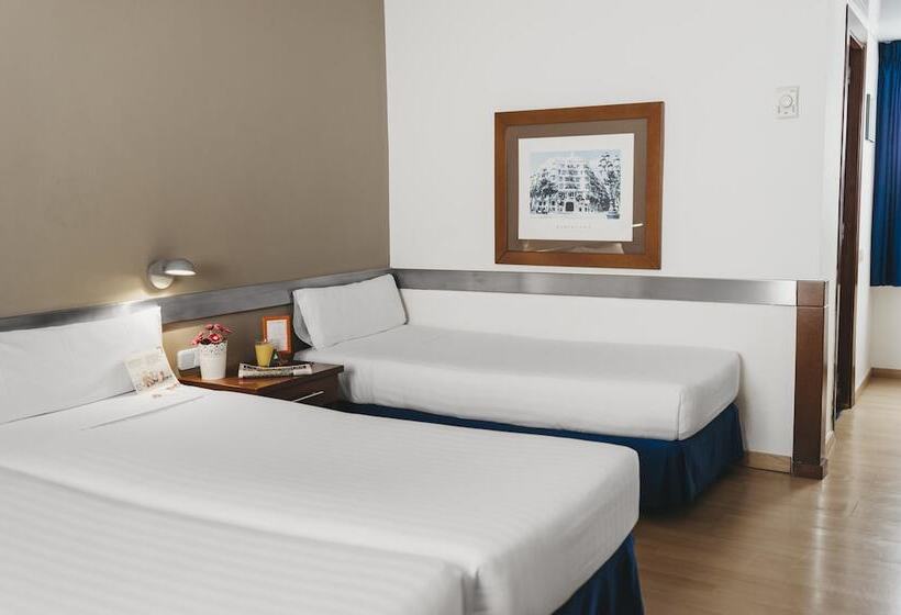 اتاق استاندارد سه نفره, Tres Torres Atiram Hotels