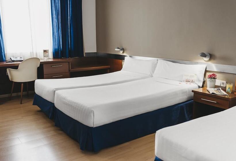 اتاق استاندارد سه نفره, Tres Torres Atiram Hotels