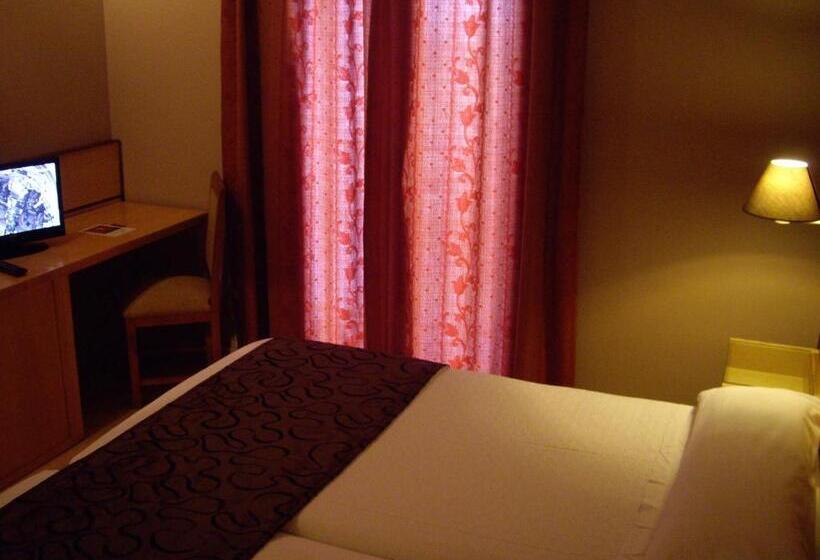 غرفة قياسية ثلاثية, Villa Blanca