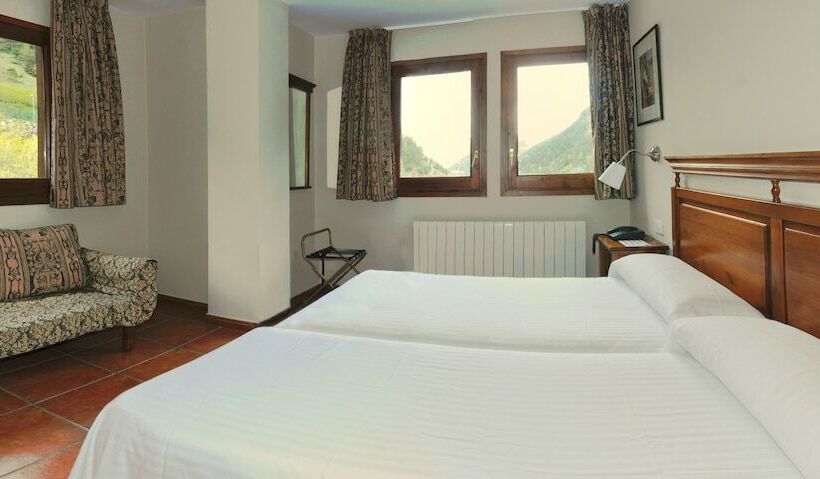 اتاق استاندارد سه نفره, Xalet Verdu