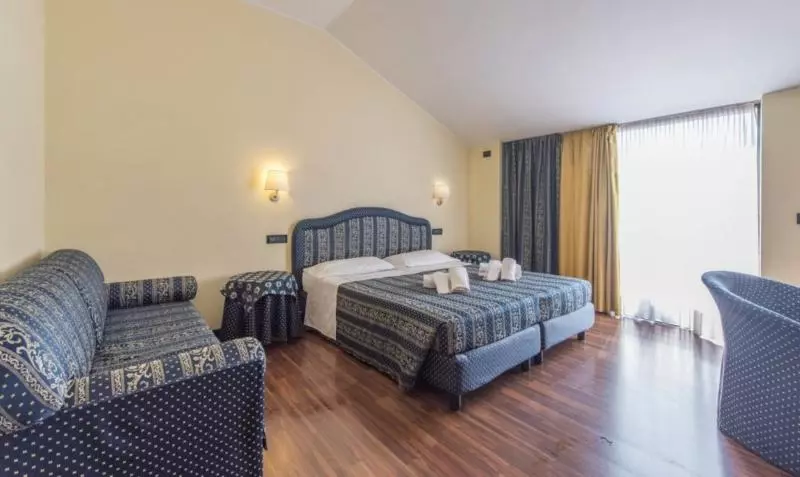 اتاق خانوادگی, Yachting Hotel Mistral