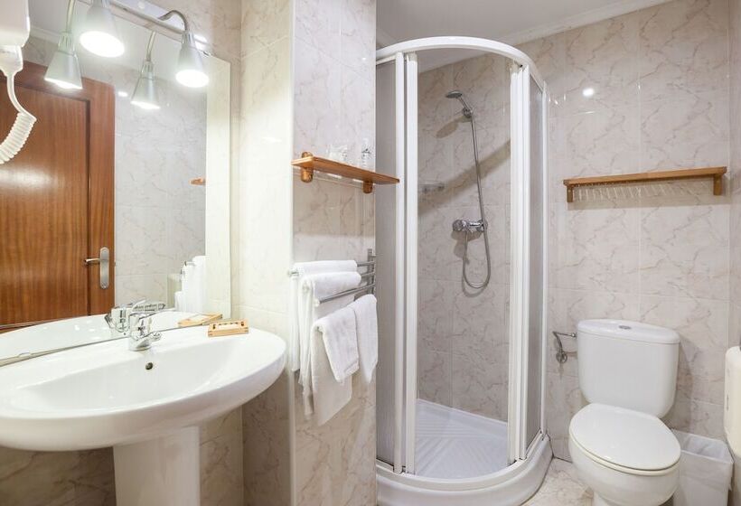 غرفة قياسية ثلاثية, Zumaia Hotela