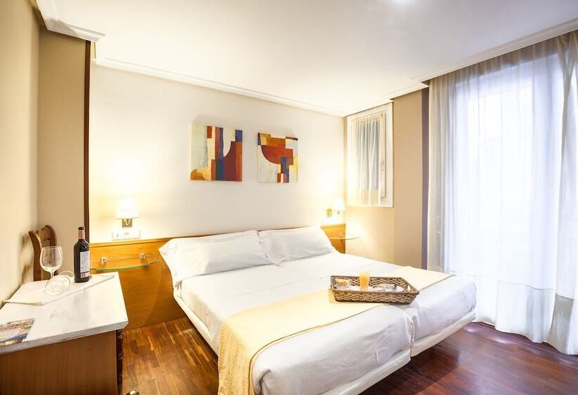 غرفة قياسية ثلاثية, Zumaia Hotela