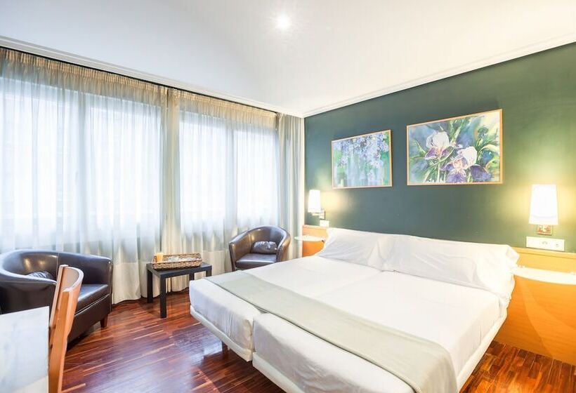 غرفة قياسية ثلاثية, Zumaia Hotela