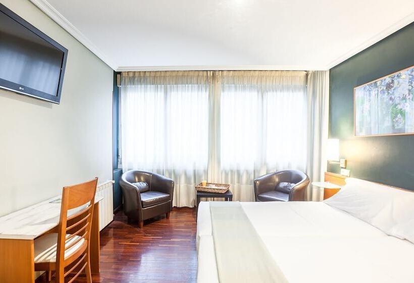 غرفة قياسية ثلاثية, Zumaia Hotela