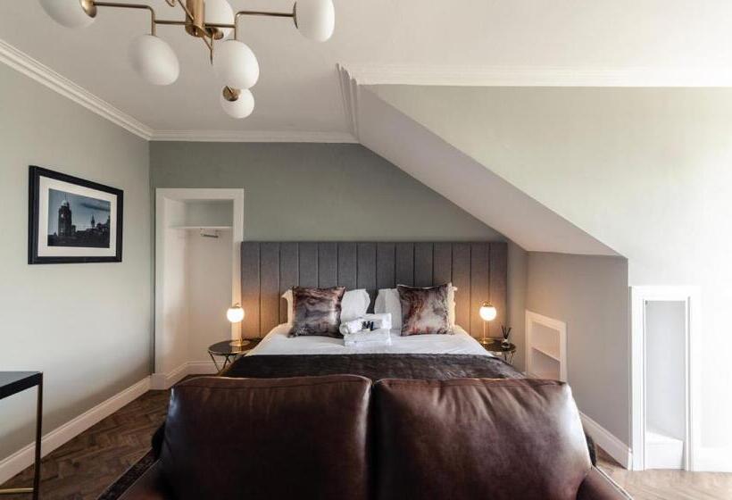 スタンダードスタジオ, Sweeney Apartments & Rooms