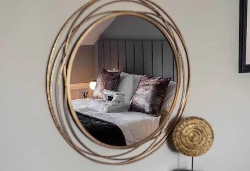 スタンダードスタジオ, Sweeney Apartments & Rooms