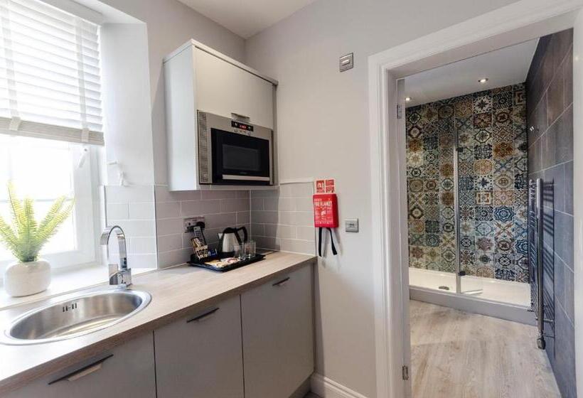 スタンダードスタジオ, Sweeney Apartments & Rooms