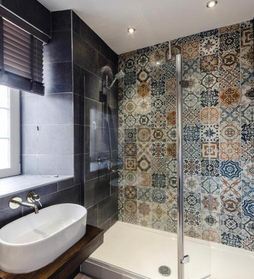 スタンダードスタジオ, Sweeney Apartments & Rooms