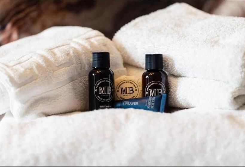 スタンダードスタジオ, Sweeney Apartments & Rooms