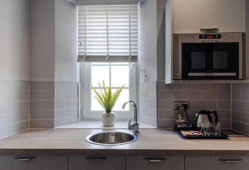 スタンダードスタジオ, Sweeney Apartments & Rooms