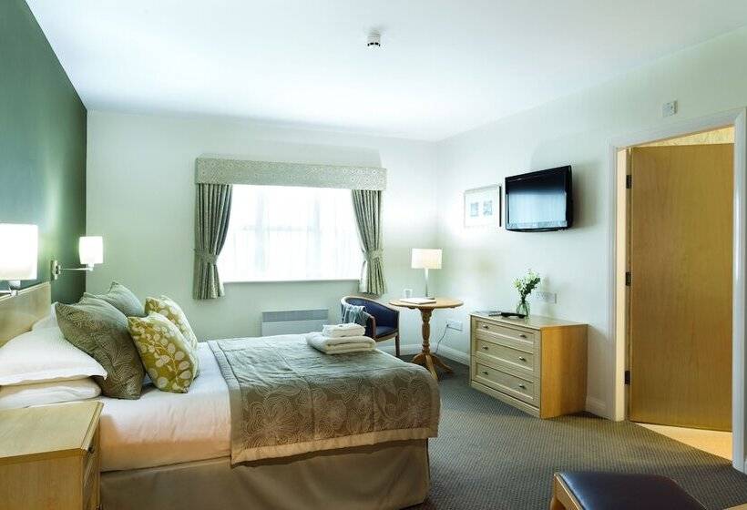 غرفة سوبيريور, Burntwood Court