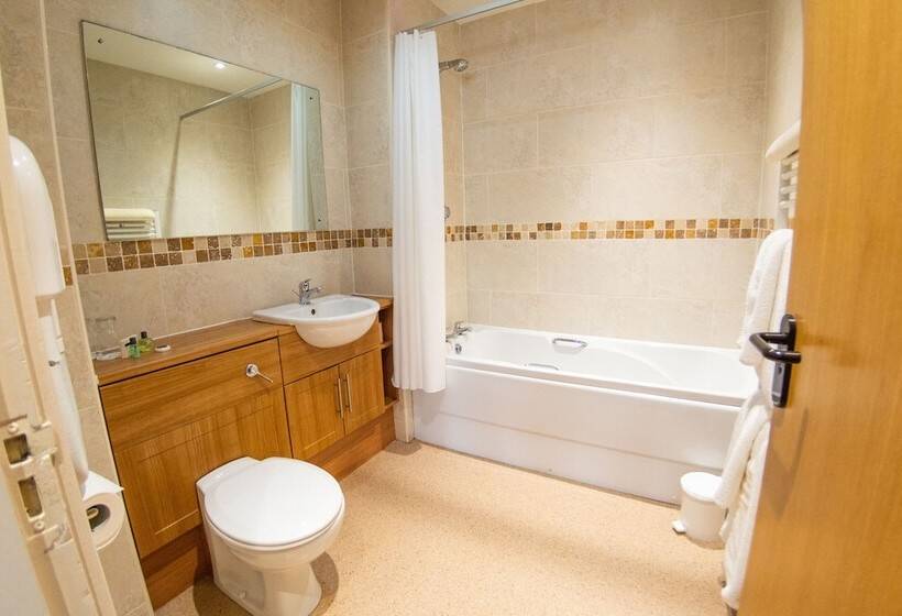 غرفة سوبيريور, Burntwood Court