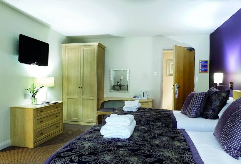 غرفة سوبيريور, Burntwood Court