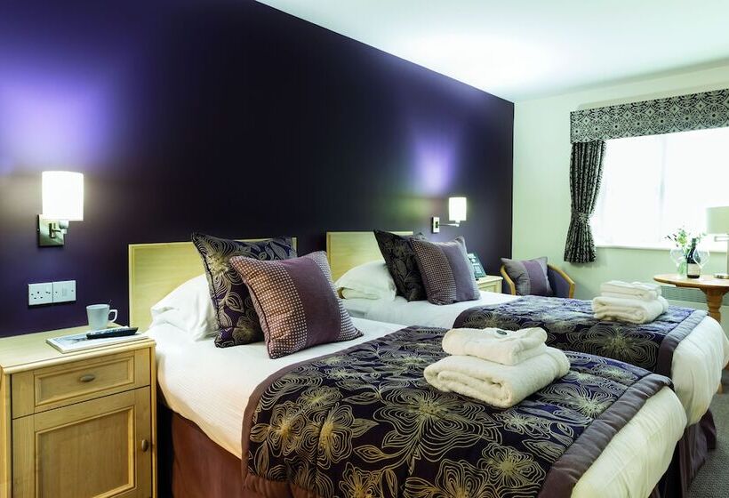 غرفة سوبيريور, Burntwood Court