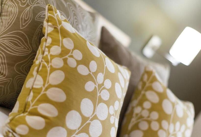 غرفة عائلية, Burntwood Court