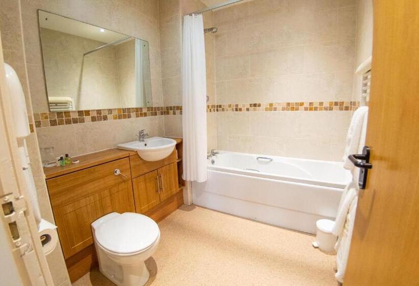 Номер Superior, Burntwood Court