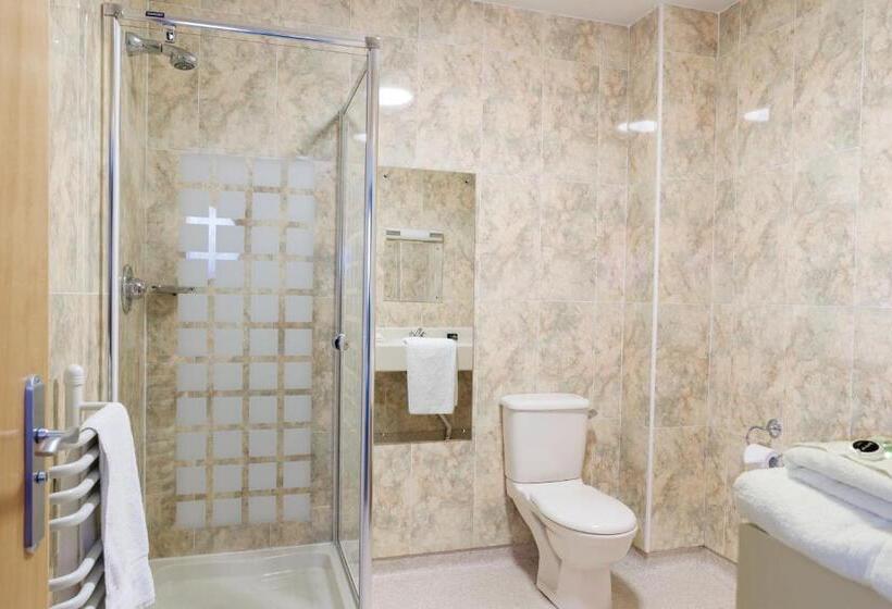 غرفة قياسية لذوى الاحتياجات الخاصة, Burntwood Court