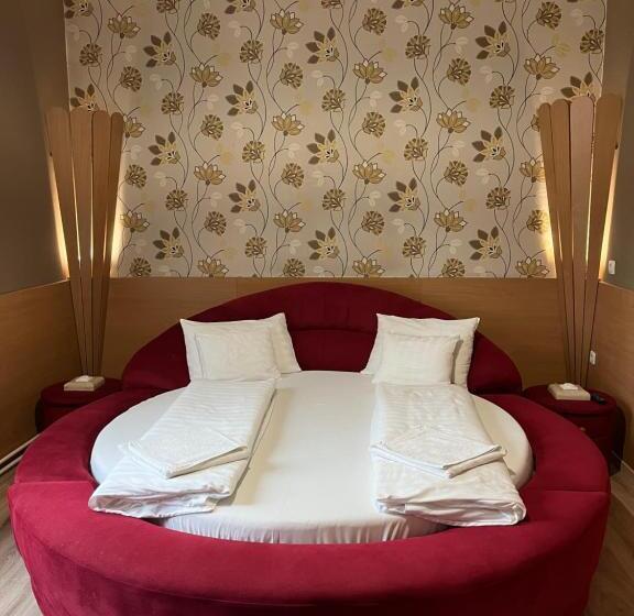 キングサイズベッドのスタンダードルーム, Korona Panzió