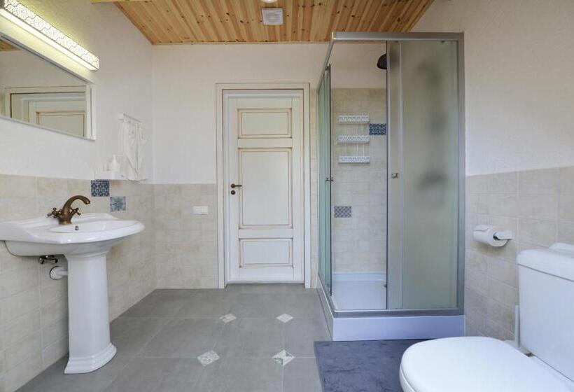 اتاق استاندارد سه تخته با سرویس بهداشتی مشترک, Sunny Beaver B&b