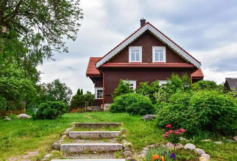 اتاق خانوادگی, Sunny Beaver B&b