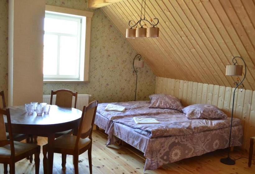 اتاق خانوادگی, Sunny Beaver B&b
